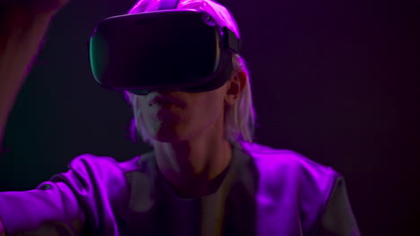 Metaverse-Mann-Mit-VR-Brille-Spielt-Videospiel-In-Nahaufnahme.-Jugendlicher-Analysiert-3D-Welt