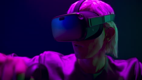 Mann-Mit-Aktiver-VR-Brille-Spielt-Spiel-Mit-Joysticks.-Typ-Genießt-Virtuelle-Realität