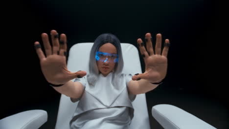 Haptische-Sensoren-Hände-Frau-Sitzt-Im-Sessel.-Teenager-Nutzt-Augmented-Reality