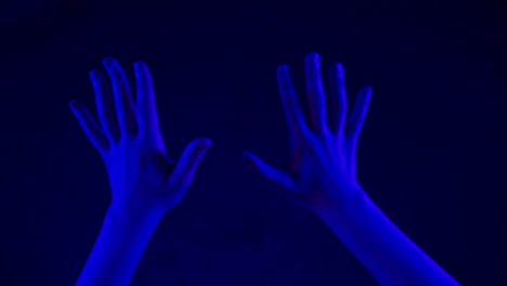 VR-Hände-Berühren-Unsichtbares-Metaverse-Aus-Der-Nähe.-Unbekannter-Mensch-Erkundet-Videospiel