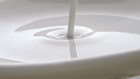Weißer-Joghurt-Behälter-In-Nahaufnahme.-Kalter-Milchcocktail-Jet,-Der-Ein-Glas-Füllt