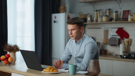 Mitarbeiter-Führt-Online-Interview-Mit-Webcam-Auf-Laptop-Am-Küchentisch-Durch