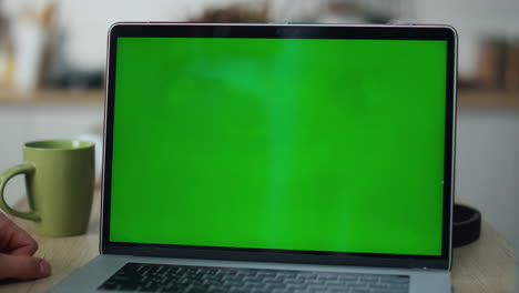 Nahaufnahme-Eines-Greenscreen-Laptop-Computers-Auf-Einem-Bürotisch.-Unbekannter-Mann-Arbeitet-Mit-Chroma