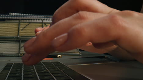 Nahaufnahme-Einer-Frau-Mit-Den-Fingern,-Die-Zu-Hause-Einen-Laptop-Tippt.-Hände-Der-Studentin-Drücken-Auf-Die-Tastatur