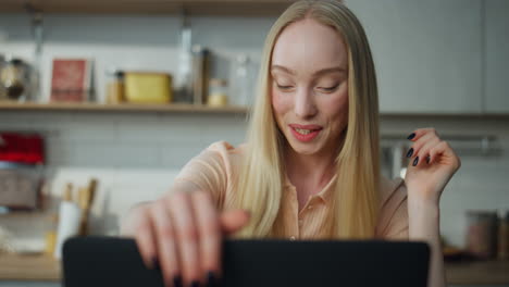 Girl-finish-online-meeting-closing-laptop-on-kitchen-closeup.-Woman-waving-hand