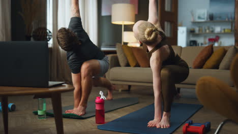Paar-Streckt-Den-Körper-Zu-Hause-Auf-Einer-Sportmatte.-Paar-übt-Gemeinsam-Yoga-Position
