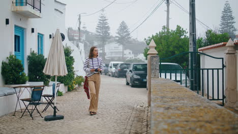 Mujer-Bonita-Caminando-Por-La-Antigua-Ciudad-Mediterránea.-Chica-Enfocada-Explorando-La-Arquitectura