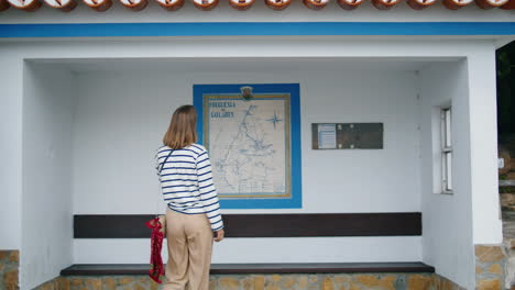 Mädchen-Wartet-Allein-Vertikal-An-Der-Bushaltestelle.-Stadtreisender-Checkt-Im-Urlaub-Die-Straßenkarte