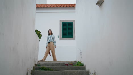 Girl-exploring-old-town-on-european-trip-vertical.-Carefree-tourist-enjoy-houses