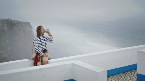 Entspannter-Tourist-Trinkt-Kaffee-Mit-Blick-Aufs-Meer,-Vertikal.-Mädchen-Genießt-Den-Urlaub