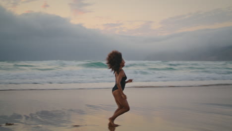 Mujer-Intérprete-Bailando-En-La-Playa-En-El-Crepúsculo-De-Verano.-Chica-Actuando-Contemporánea.