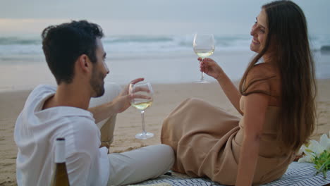 Sensual-couple-celebrating-vacation-seashore.-Romantic-family-clinking-glasses