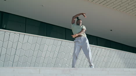 Artista-De-Plástico-Bailando-Contemporáneo-En-La-Calle.-Hombre-Flexible-Preparando-Baile