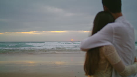 Lovers-silhouettes-dating-ocean-beach-evening.-Unknown-romantic-couple-embracing