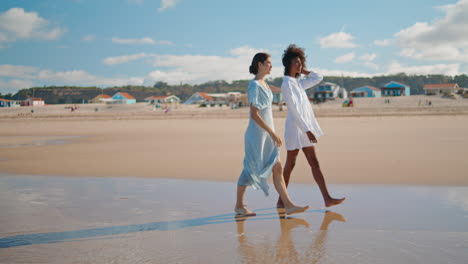 Unbeschwerte-Frauen,-Die-Im-Sommer-Gemeinsam-An-Den-Strand-Gehen.-Schönes-LGBT-Paar-Ruht-Sich-Aus