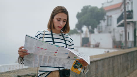 Chica-Mirando-Mapa-Turístico-En-La-Antigua-Ciudad-Europea.-Hermosa-Mujer-Disfrutando-De-Vacaciones