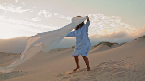Dancer-performance-fluttering-cloth-in-desert-summer-haze.-Woman-dancing-modern.