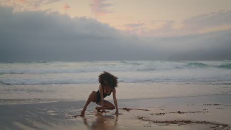 Sinnlicher-Tanz-Einer-Frau-Am-Strand,-Nasser-Sand,-Bewölkter-Abend.-Zeitgenössische-Aufführung-Durch-Ein-Mädchen.