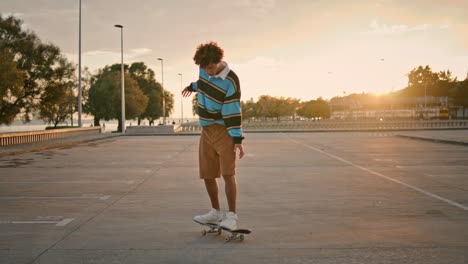 Stylischer-Typ-Springt-Skateboard-Bei-Sonnenuntergang.-Tausendjährige-Person-Reitet-Vertikal-Auf-Skateboard