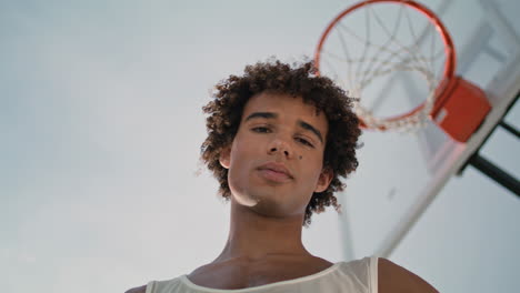 Basketballspieler-Posiert-Im-Straßenporträt.-Mann-Schaut-Mit-Orangefarbenem-Ball-In-Die-Kamera