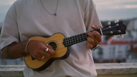 Guitarrista-Desconocido-Tocando-El-Ukelele-En-El-Lugar-Del-Atardecer.-Hombre-Satisfecho-Disfrutando-De-La-Música