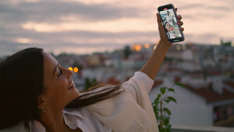 Mujer-Positiva-Tomando-Selfie-En-El-Primer-Plano-Del-Balcón-Al-Atardecer.-Gente-Haciendo-Fotos