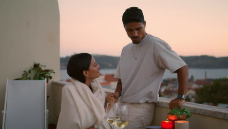 Novios-Casados-Hablando-En-La-Terraza-Del-Hotel-Con-Vistas-Al-Mar.-Pareja-Romantica-Luna-De-Miel