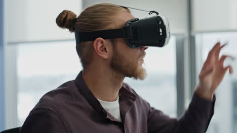 Inspirierte-Männerarme-Untersuchen-VR-Nahaufnahme.-Spieledesigner-Testet-Allein-3D-Programm