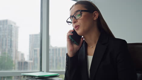 Confident-businesswoman-making-call-arrangement-closeup.-Office-manager-talking