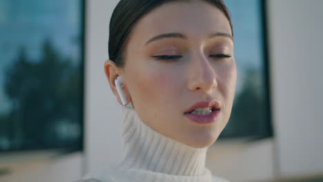 Beautiful-face-woman-talking-phone-using-wireless-headset-outdoors.-Girl-calling