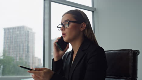 Mujer-Ejecutiva-Hablando-Con-Teléfono-Inteligente-En-Primer-Plano-De-La-Oficina.-Consultoría-Gerencial-Enfocada