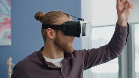 VR-Designer-Wischt-Mit-Den-Händen-über-Den-Bildschirm-Im-Büro,-Nahaufnahme.-Headset-Mann-Erstellt-Spiel