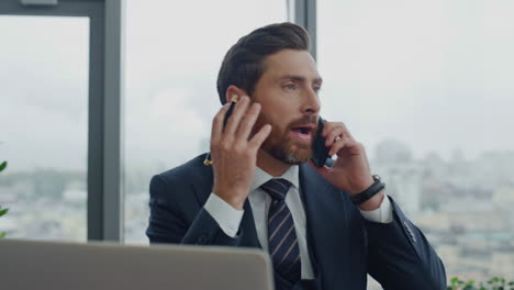 Hombre-Banquero-Llamando-A-Un-Cliente-Teniendo-Una-Conversación-Nerviosa-En-La-Oficina-De-Cerca.