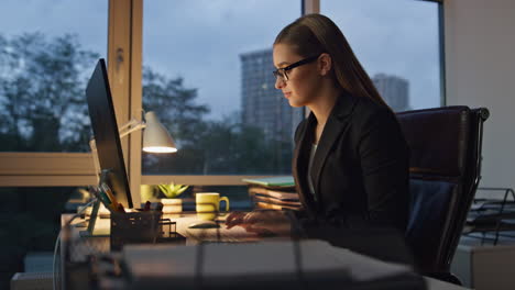 Successful-entrepreneur-working-night-in-office.-Focused-woman-generating-ideas
