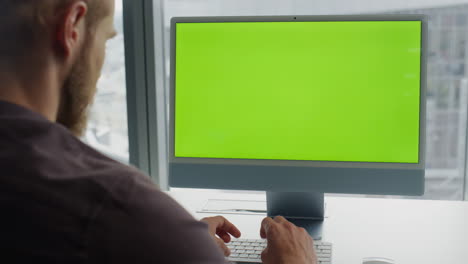Programmierer-Tippt-Im-Büro-Auf-Chromakey-Tastatur.-Entwickler-Codiert-PC-Mit-Grünem-Bildschirm