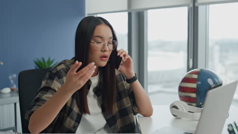 Angry-business-woman-arguing-phone-at-office-closeup.-Girl-ending-conversation