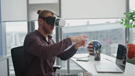 VR-Mann-Berührt-Hände-In-Interaktiver-Welt-Am-Arbeitsplatz.-Programmierer-Testet-3D-Spiel