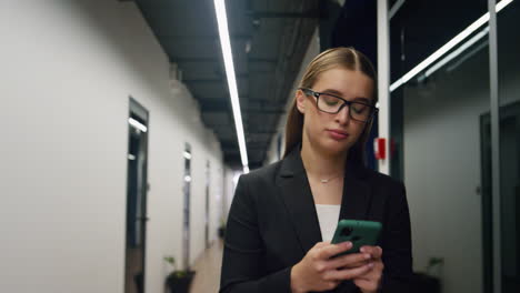 Upset-businesswoman-check-smartphone-in-office.-Disappointed-girl-get-bad-news