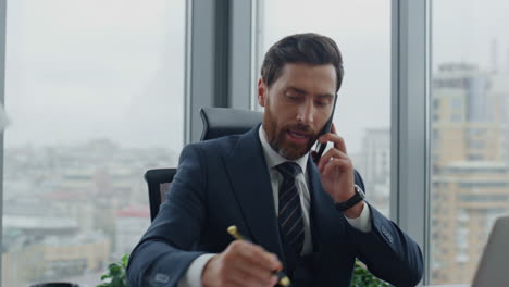 Finanzmanager-Beratungstelefon,-Sitzt-Im-Luxusbüro,-Nahaufnahme.-Mann-Spricht.