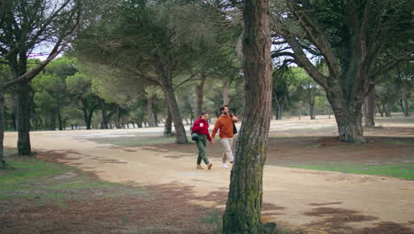 Dos-Excursionistas-Que-Caminan-Por-El-Sendero-Del-Bosque-Miran-La-Naturaleza-Verticalmente.-Pareja-Paseando-Por-El-Parque