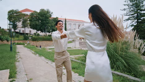 Emocionados-Recién-Casados-Bailando-En-El-Callejón.-Pareja-Romántica-Activa-Movimientos-De-Baile-Juntos