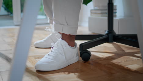 Zapatos-De-Hombre-Blanco-Sentado-Silla-Primer-Plano-De-Casa.-Piernas-Freelance-Contemporáneas-Moviéndose