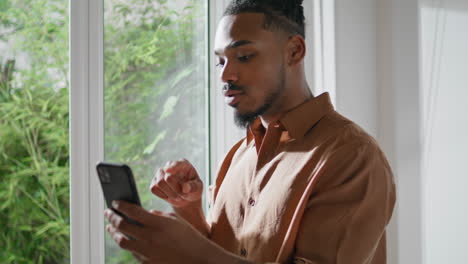 Serious-freelancer-virtual-call-mobile-closeup.-African-american-guy-explaining