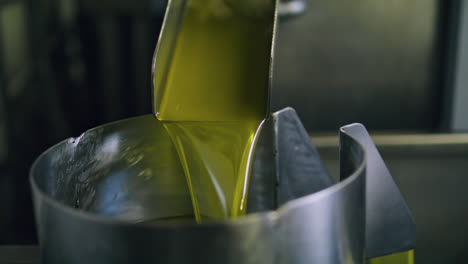 Olivenölmaschine-Arbeitet-In-Der-Fabrik,-Nahaufnahme.-Produkt-Gießt-Tankbehälter-Vertikal