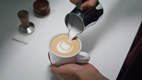 Hände-Machen-Latte-Art-Im-Café,-Nahaufnahme.-Barista-Gießt-Milch-In-Den-Kaffee.