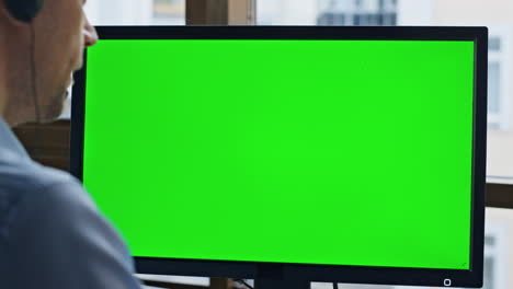 Client-service-mockup-computer-screen-closeup.-Chroma-key-green-device-in-office