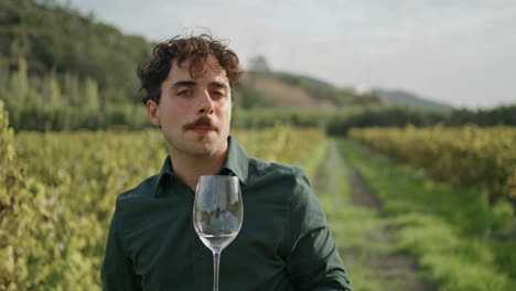 Viticultor-Bebiendo-Vino-Viñedo-Primer-Plano-Vertical.-Sommelier-Degustando-Alcohol