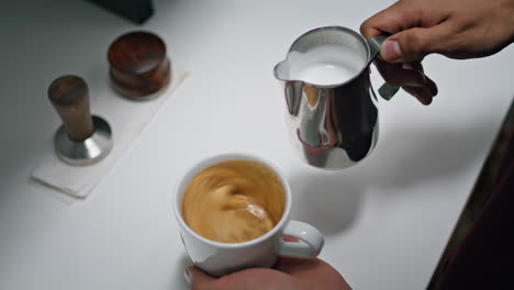 Barista-Gießt-Milchkaffee-Aus-Einer-Kanne,-Nahaufnahme.-Zubereitung-Von-Cappuccino.