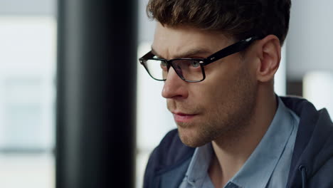 Focused-businessman-looking-screen-in-glasses-closeup.-Thoughtful-man-solving