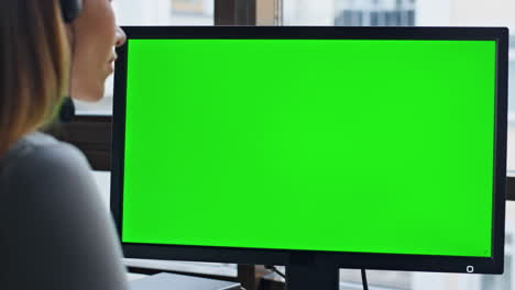 Call-operator-using-chromakey-computer-closeup.-Corporate-manager-looking-green
